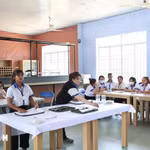 Học sinh lớp Nghiệp vụ nhà hàng K7 - Trường Trung cấp nghề dân tộc nội trú Khánh Vĩnh, Khánh Hòa trong giờ thực hành. (Ảnh: Hoàng Hiếu/TTXVN)