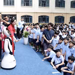 Học sinh hào hứng khi chào đón "thành viên" mới là robot Flamy. (Ảnh: Vietnam+)