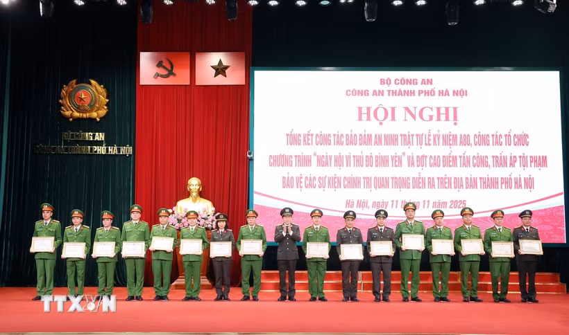 Đại tướng Lương Tam Quang, Bộ trưởng Bộ Công an trao Bằng khen cho các cá nhân và tập thể có thành tích xuất sắc. (Ảnh: Phạm Kiên/TTXVN)