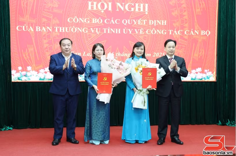 Các đồng chí Thường trực Tỉnh ủy tặng hoa chúc mừng bà Lường Thị Vân Anh và bà Dương Tú Anh. (Nguồn: Báo Sơn La)