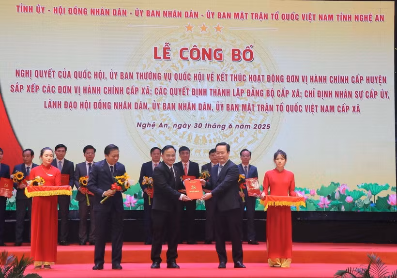 Bí thư Tỉnh ủy Nghệ An Nguyễn Đức Trung trao Quyết định thành lập Đảng bộ cấp xã. (Ảnh: Trịnh Duy Hưng/TTXVN)
