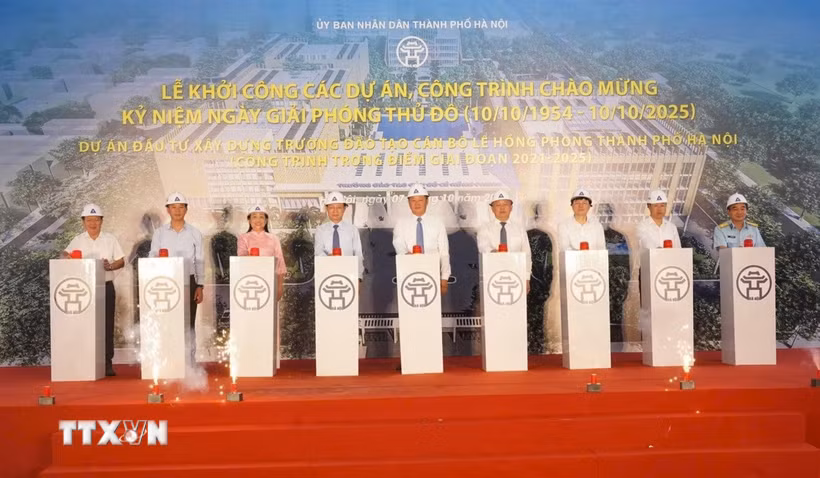 Phó Chủ tịch Ủy ban Nhân dân thành phố Hà Nội Nguyễn Mạnh Quyền cùng các đại biểu thực hiện nghi Lễ khởi công dự án. (Ảnh: Quốc Lũy/TTXVN)
