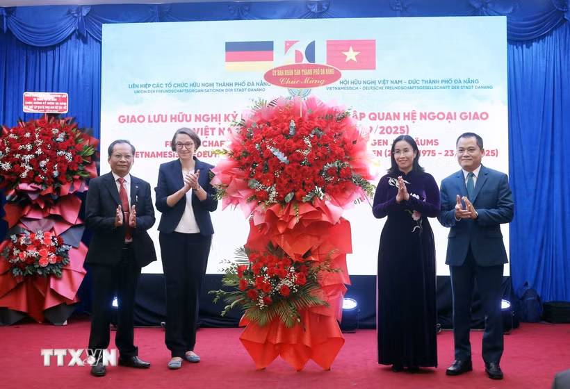 Phó Chủ tịch Ủy ban Nhân dân thành phố Đà Nẵng Nguyễn Thị Anh Thi (phải) chúc mừng bà Andrea Maria Suhl, Tổng Lãnh sự Cộng hòa Liên bang Đức tại Thành phố Hồ Chí Minh và các bạn Đức tại chương trình. (Ảnh: Trần Lê Lâm/TTXVN)
