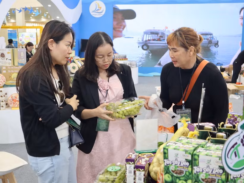 Khách tham quan Hội chợ mùa Thu. (Nguồn: Vietnam+)