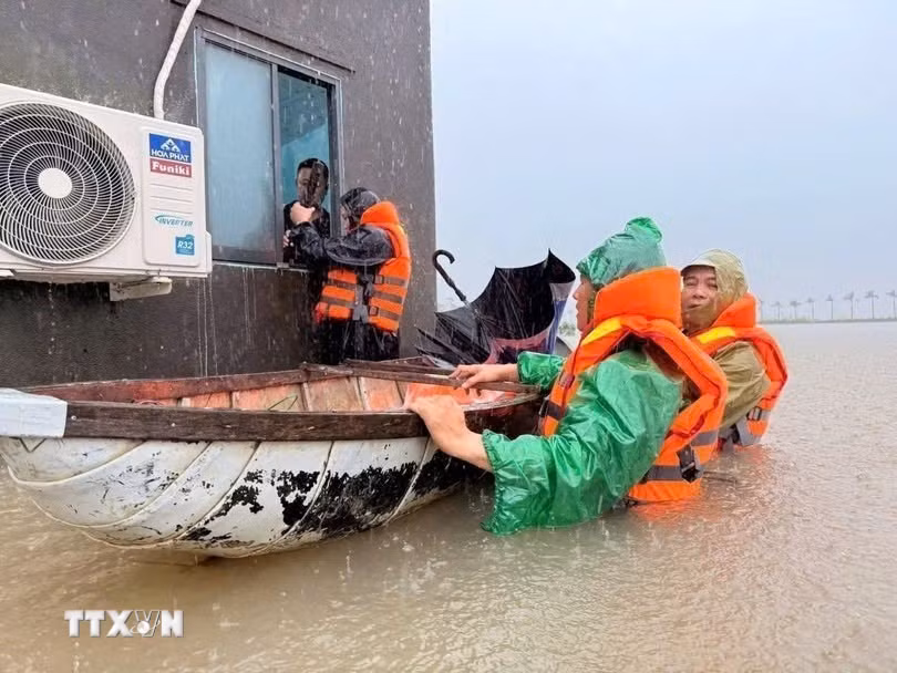 Bộ đội Biên phòng Gia Lai đến từng nhà dân ở phường Hoài Nhơn Đông di chuyển tài sản tránh lũ. (Ảnh: TTXVN phát)