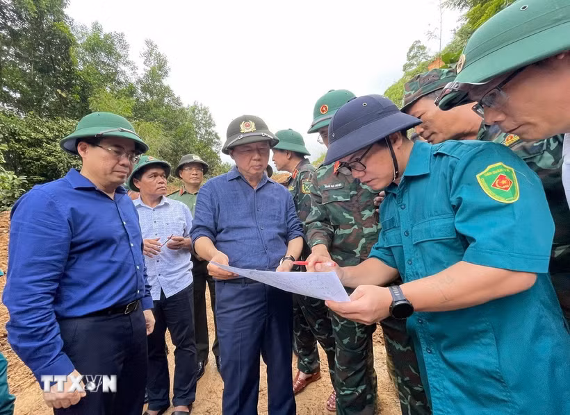 Phó Thủ tướng Trần Hồng Hà kiểm tra, chỉ đạo khắc phục sạt lở Km15+900. (Ảnh: Phạm Cường/TTXVN)