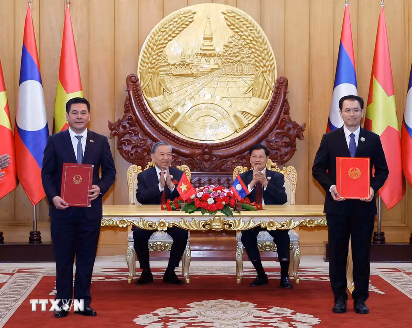 Tổng Bí thư Tô Lâm và Tổng Bí thư, Chủ tịch nước Lào Thongloun Sisoulith chứng kiến trao Biên bản ghi nhớ giữa Bộ Công Thương Việt Nam và Bộ Công Thương Lào về phát triển chuỗi liên kết công nghiệp giữa Việt Nam và Lào. (Ảnh: Thống Nhất/TTXVN)