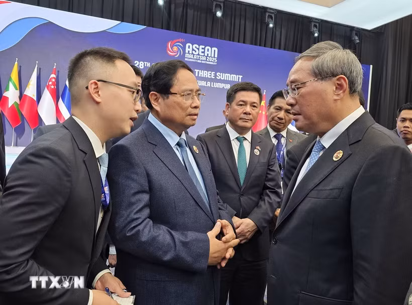 Thủ tướng Phạm Minh Chính gặp Thủ tướng Trung Quốc Lý Cường. (Ảnh: Dương Giang/TTXVN)