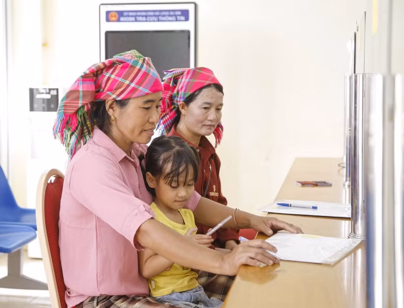 Đồng bào dân tộc Hà Nhì làm thủ tục tại Trung tâm phục vụ hành chính công xã biên giới Sín Thầu, tỉnh Điện Biên. (Ảnh: Trung Kiên/TTXVN)
