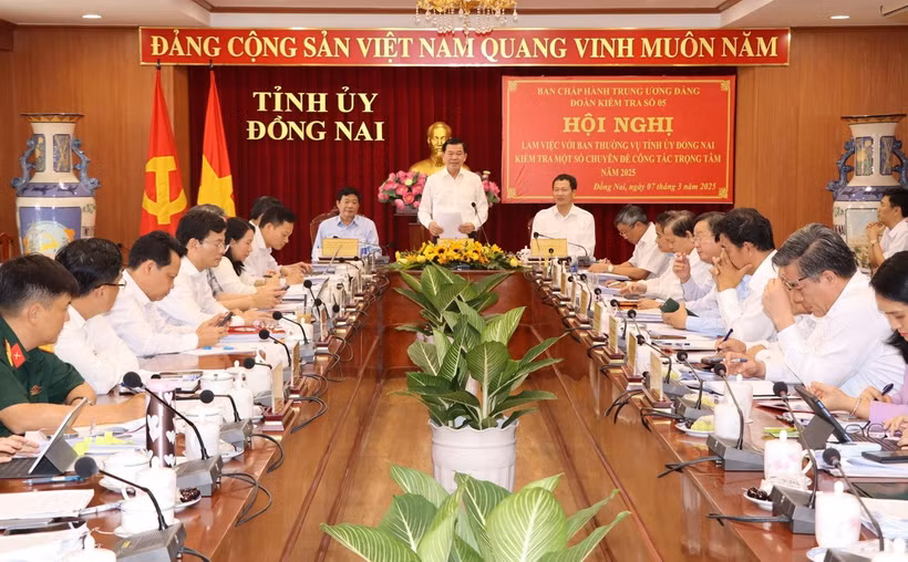Ông Nguyễn Hồng Lĩnh, Phó Chủ nhiệm Ủy ban Kiểm tra Trung ương, Phó Trưởng đoàn Thường trực Đoàn kiểm tra số 5, phát biểu tại buổi làm việc. (Ảnh: Sỹ Tuyên/TTXVN)