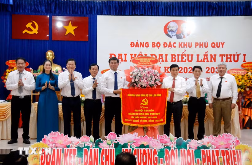 Tỉnh ủy Lâm đồng tặng bức trướng cho Đảng bộ Đặc khu Phú Quý. (Ảnh: Nguyễn Thanh/TTXVN)