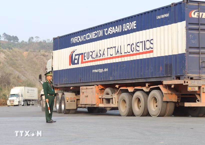Lực lượng bộ đội biên phòng Cửa khẩu Quốc tế Hữu Nghị (Lạng Sơn) kiểm soát điều tiết phương tiện xuất nhập khẩu. (Ảnh: Quang Duy/TTXVN)