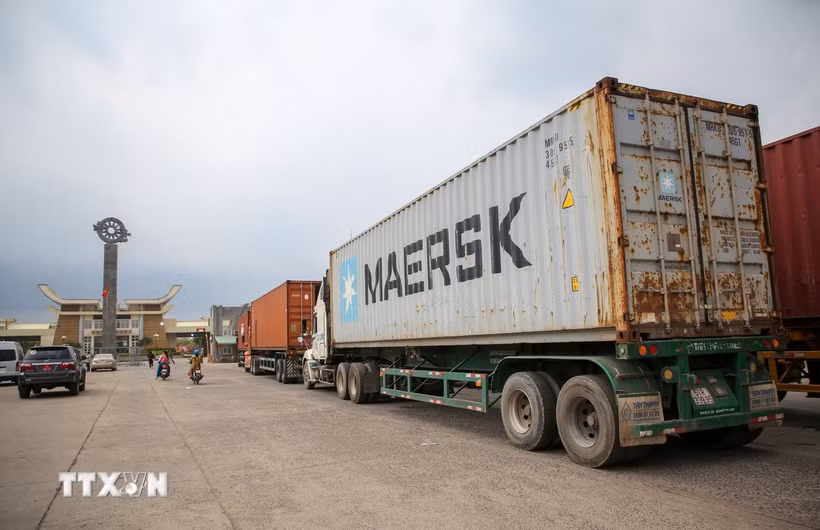Hoạt động xuất nhập khẩu hàng hóa tại khu vực Cửa khẩu quốc tế Mộc Bài, tỉnh Tây Ninh. (Ảnh: Giang Phương/TTXVN)