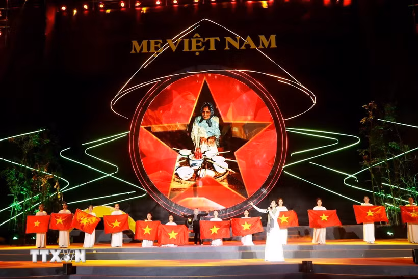 Chương trình nghệ thuật “Lòng mẹ-Mẹ Việt Nam” như một sự tri ân đến các Mẹ Việt Nam Anh hùng, những người mẹ được sử sách lưu danh và những người mẹ thầm lặng khác. (Ảnh: Võ Dung/TTXVN)
