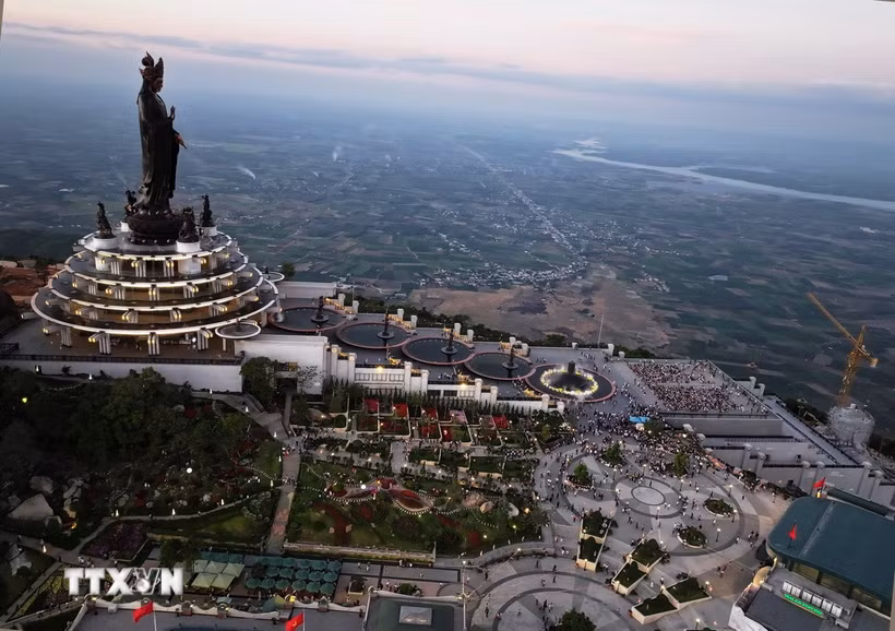 Đỉnh núi Bà Đen ở Tây Ninh với nhiều công trình tạo dấu ấn hút khách du lịch. (Ảnh: Thanh Tân/TTXVN)