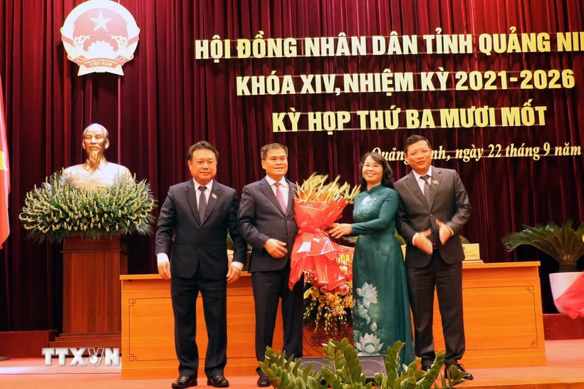 Lãnh đạo Hội đồng Nhân dân tỉnh Quảng Ninh tặng hoa chúc mừng ông Bùi Văn Khắng được bầu làm Chủ tịch Ủy ban Nhân dân tỉnh Quảng Ninh. (Ảnh: Văn Đức/TTXVN)