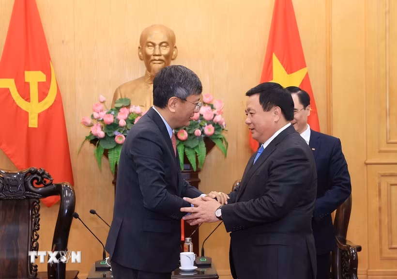 Giám đốc Học viện Chính trị Quốc gia Hồ Chí Minh Nguyễn Xuân Thắng tiếp Đại sứ Ấn Độ tại Việt Nam. (Ảnh: Tuấn Anh/TTXVN)