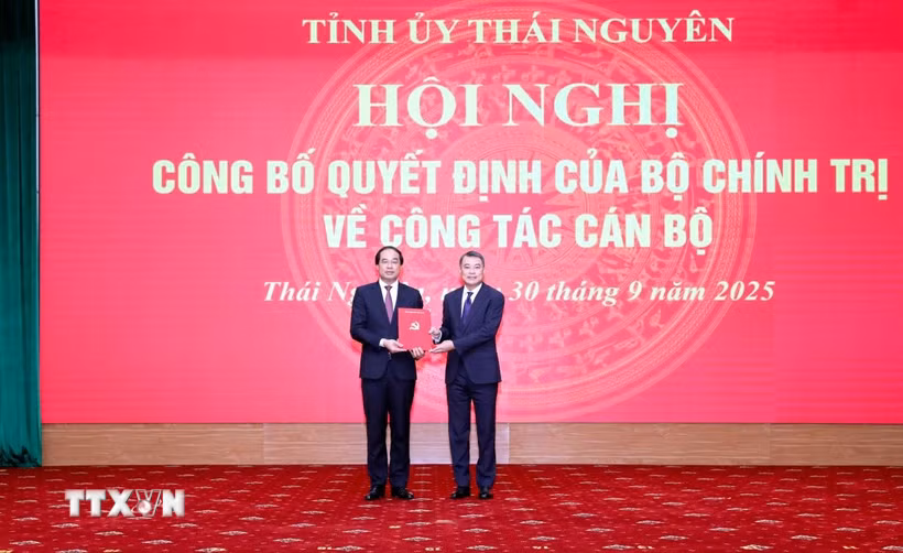 Ông Lê Minh Hưng, Ủy viên Bộ Chính trị, Bí thư Trung ương Đảng, Trưởng Ban Tổ chức Trung ương trao quyết định của Bộ Chính trị về việc điều động, phân công, chỉ định ông Trịnh Xuân Trường, Bí thư Tỉnh ủy Lào Cai, tham gia Ban Chấp hành, Ban Thường vụ, giữ chức Bí thư Tỉnh ủy Thái Nguyên nhiệm kỳ 2025-2030. (Ảnh: Thu Hằng/TTXVN)
