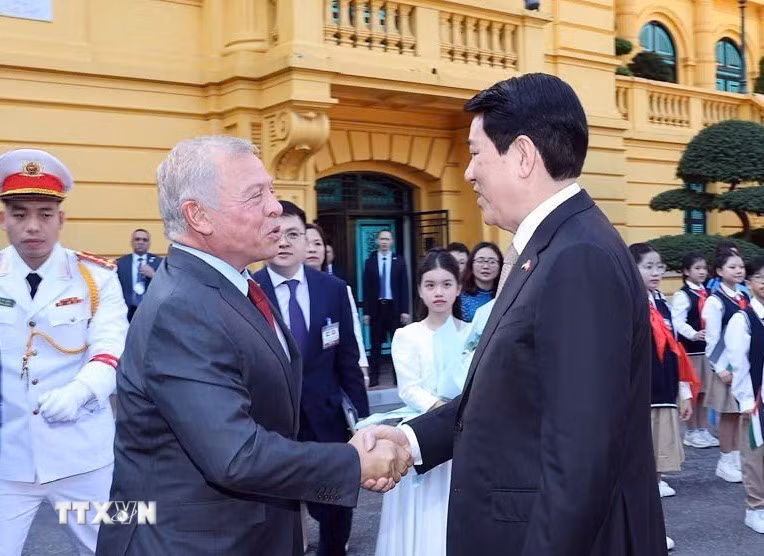Chủ tịch nước Lương Cường đón Quốc vương Jordan Abdullah II Ibn Al Hussein. (Ảnh: Lâm Khánh/TTXVN)