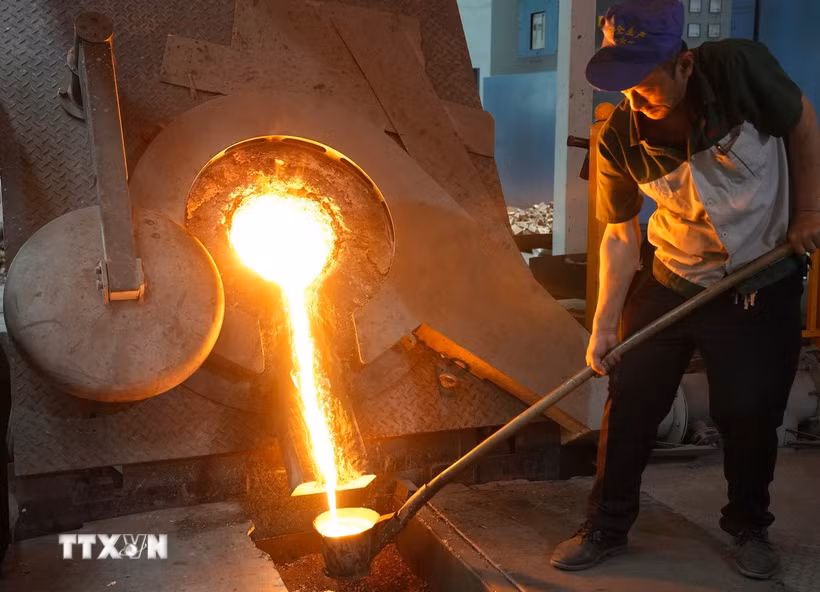 Công nhân làm việc tại nhà máy sản xuất đồng ở tỉnh Hà Bắc, Trung Quốc. (Ảnh: THX/TTXVN)