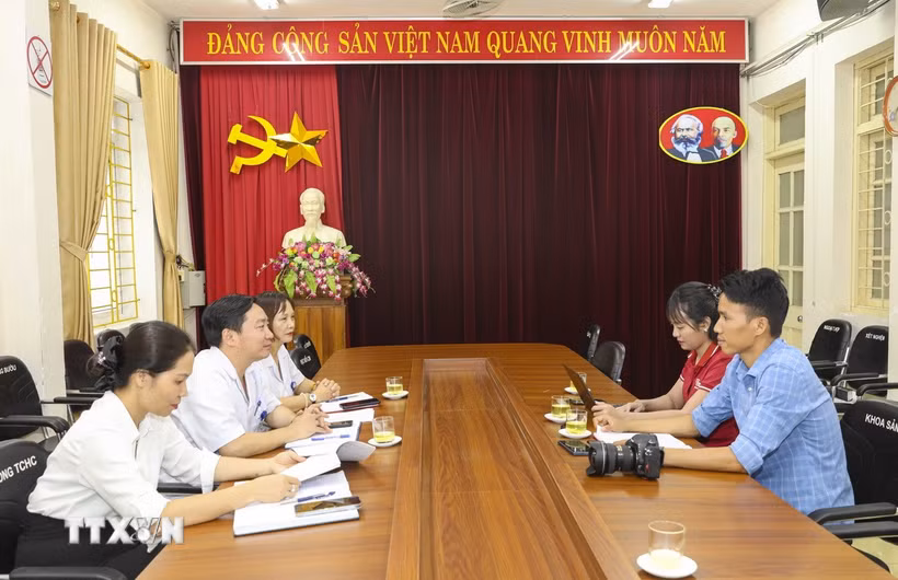 Lãnh đạo Bệnh viện Đa khoa tỉnh Điện Biên trao đổi với phóng viên Cơ quan thường trú TTXVN tại Điện Biên. (Ảnh: TTXVN)