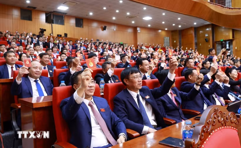 Đại biểu biểu quyết thông qua Nghị quyết Đại hội. (Ảnh: Đồng Thúy/TTXVN)