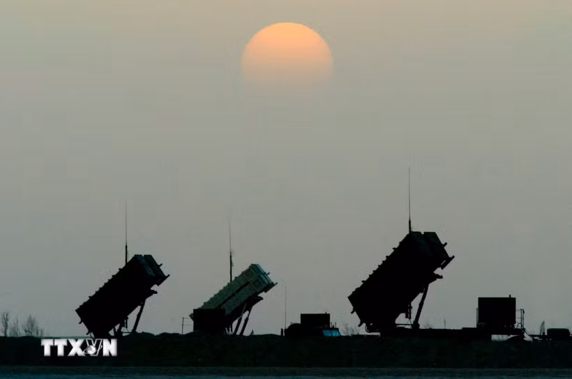 Khẩu đội tên lửa phòng không Patriot của Mỹ tại căn cứ không quân ở sa mạc miền Nam Iraq. (Ảnh: AFP/TTXVN)