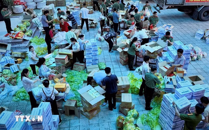 Cán bộ, chiến sỹ gấp rút chia các suất quà để kịp thời gửi đến người dân vùng lũ ở Huế. (Ảnh: Văn Dũng/TTXVN)