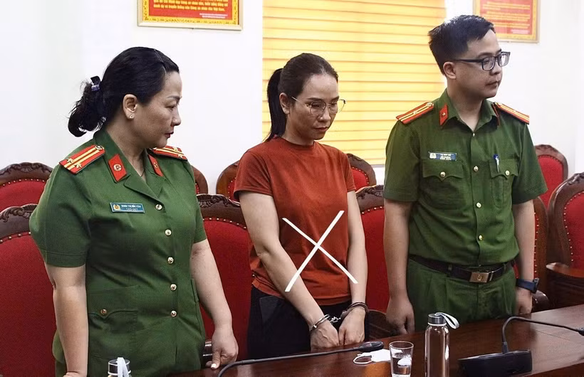 Đối tượng Vũ Thị Thúy (dấu X) bị bắt. (Ảnh: TTXVN phát)