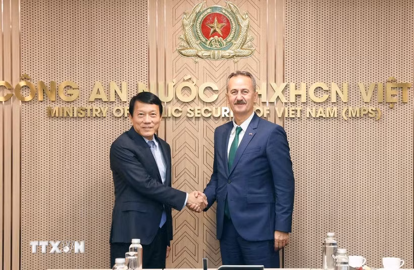 Đại tướng Lương Tam Quang, Bộ trưởng Bộ Công an tiếp Chủ tịch Cơ quan Công nghiệp quốc phòng Thổ Nhĩ Kỳ Haluk Gorgun. (Ảnh: Phạm Kiên/TTXVN)