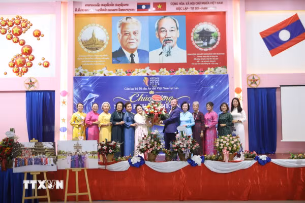Tà áo dài - nhịp cầu kết nối văn hóa Việt Nam-Lào