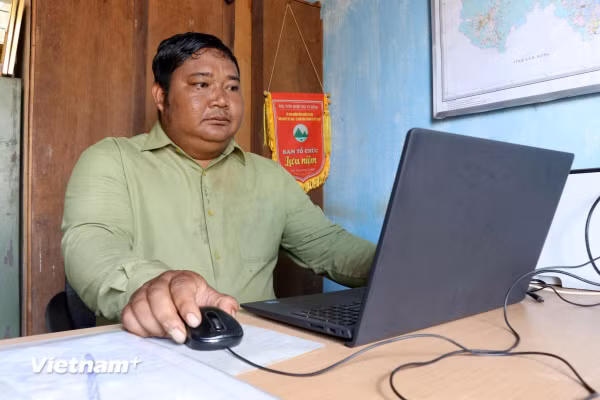 Người uy tín làm nhiệm vụ “kép,” vừa giữ rừng vừa giữ bình yên buôn làng
