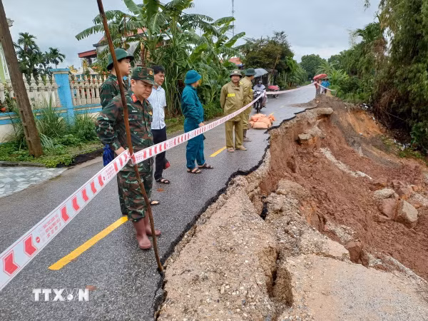 Phú Thọ: Mưa dông gây sạt lở nghiêm trọng tại xã Tu Vũ