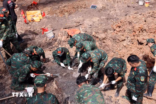 Metro, xe buýt tăng chuyến phục vụ người dân dự Lễ truy điệu và an táng hài cốt liệt sỹ