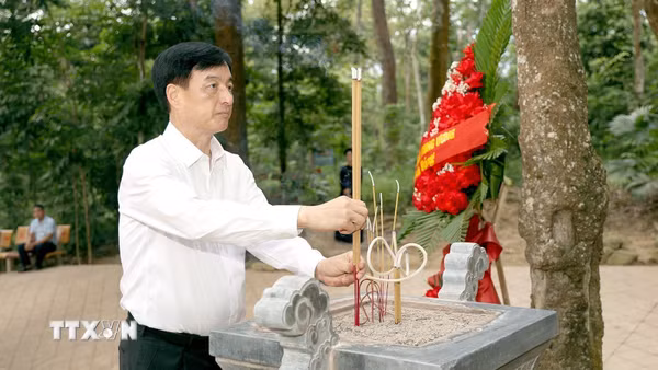 Trưởng Ban Tổ chức Trung ương Nguyễn Duy Ngọc dâng hương tại Tân Trào
