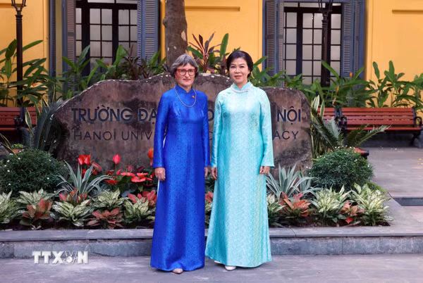 Phu nhân Tổng Bí thư, Chủ tịch nước Tô Lâm và Phu nhân Tổng thống Thụy Sĩ thăm Trường Đại học Dược Hà Nội