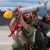 Lính thủy đánh bộ Mỹ lắp tên lửa AIM-9X Sidewinder lên máy bay F/A-18D Hornet. (Ảnh: TTXVN phát)