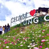Du khách tham quan, trải nghiệm tại điểm check-in "Chạm Lũng Cú". (Ảnh: TTXVN phát)