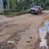 Nền đường tuyến liên xã Tà Đùng-Quảng Sơn (Lâm Đồng) bị sụt lún gây khó khăn cho các phương tiện lưu thông. (Ảnh: Nguyễn Huy Thành/TTXVN)