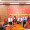 Phó Bí thư Thường trực Tỉnh ủy Nguyễn Tuấn Anh trao quyết định Chỉ định Ban Chấp hành Đảng bộ Hội đồng Nhân dân tỉnh khóa I, nhiệm kỳ 2025-2030, chỉ định Bí thư Tỉnh ủy Lê Minh Ngân làm Bí thư Đảng ủy Hội đồng Nhân dân tỉnh khóa I, nhiệm kỳ 2025-2030. (Ảnh: Quý Trung/TTXVN)