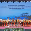 Lãnh đạo Ủy ban Nhân dân tỉnh Cà Mau trao quyết định chấp thuận chủ trương đầu tư và giấy chứng nhận đăng ký đầu tư cho các dự án trọng điểm. (Ảnh: Huỳnh Anh/TTXVN)