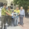 Hạt Kiểm lâm Tuyên Hóa tiếp nhận 2 cá thể chim ưng Ấn Độ từ người dân. (Ảnh: TTXVN phát)Hạt Kiểm lâm Tuyên Hóa tiếp nhận 2 cá thể chim ưng Ấn Độ từ người dân. (Ảnh: TTXVN phát)