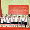Phó Chủ tịch Quốc hội Nguyễn Thị Thanh cùng Phó Chủ tịch Ủy ban nhân dân tỉnh Lạng Sơn Trần Thanh Nhàn trao quà cho học sinh có hoàn cảnh khó khăn tại Lạng Sơn. (Ảnh: Văn Đạt/TTXVN)
