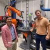 Phó Giáo sư Vũ Việt Hưng (trái) thăm không gian in 3D bằng robot. (Ảnh: TTXVN phát)