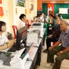 Điểm chuyển đổi số số 1 xã Gia Trấn, tỉnh Ninh Bình hỗ trợ nhân dân đến thực hiện các thủ tục hành chính. (Ảnh: Đức Phương/TTXVN)