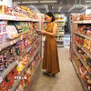 Người dân thành phố Hồ Chí Minh mua sắm hàng hóa tại siêu thị. (Ảnh: Hương Giang/TTXVN)