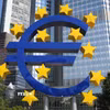 Biểu tượng đồng euro ở phía trước trụ sở Ngân hàng trung ương châu Âu (ECB) tại Frankfurt am Main, Đức. (Ảnh: AFP/TTXVN)