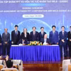 Phó Thủ tướng Hồ Quốc Dũng cùng các đại biểu chứng kiến Lễ ký kết Thỏa thuận hợp tác giữa Tập đoàn FPT và Viện Nghiên cứu Trí tuệ nhân tạo Mila của Canada. (Ảnh: Văn Điệp/TTXVN)