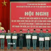 Ban Chỉ đạo trao Giấy khen cho các cá nhân có thành tích xuất sắc trong thực hiện Chiến dịch 500 ngày đêm. (Ảnh: Xuân Tư/TTXVN)