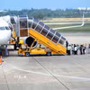Hành khách xếp hàng lên máy bay tại Cảng hàng không Đồng Hới (Quảng Trị). (Ảnh: Tá Chuyên/TTXVN)
